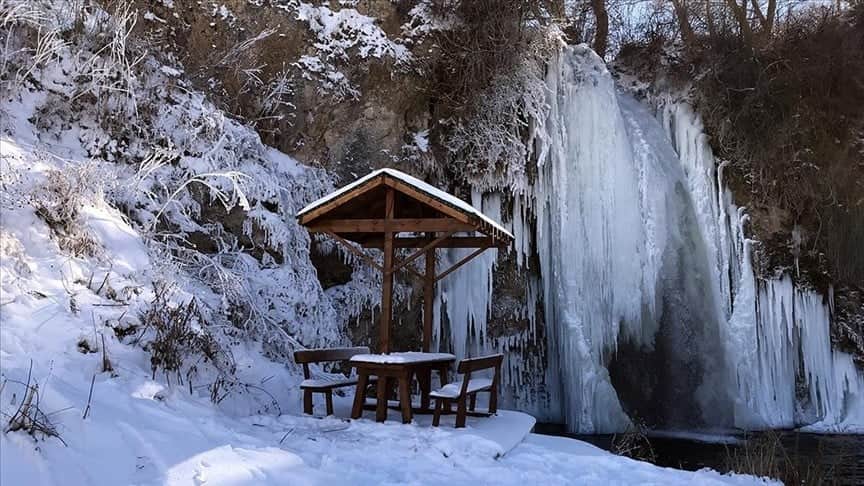 Bayburt buzdan kaleye döndü! Sırakayalar Şelalesi dondu, 10 metrelik dev sarkıtlar büyüledi