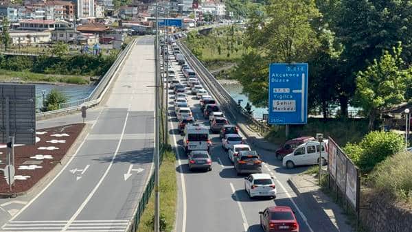 Bayram dönüşü trafik kilitlendi