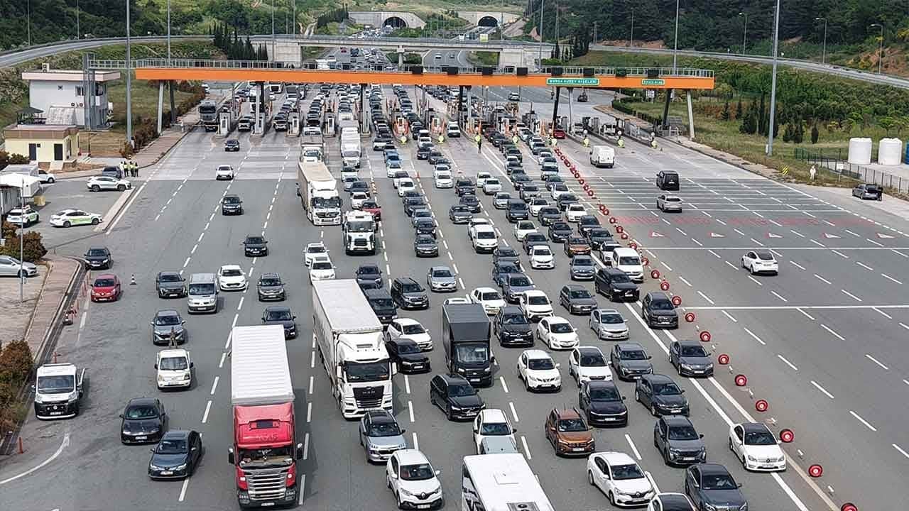 Bayram tatilcileri yollarda mahsur kaldı! Bursa Kuzey Gişelerinde kilometrelerce araç kuyruğu!