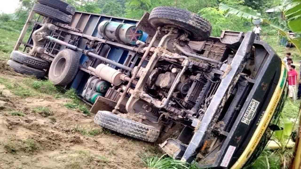 Bayram yolunda katliam gibi kaza: Kamyon devrildi! 15 ölü