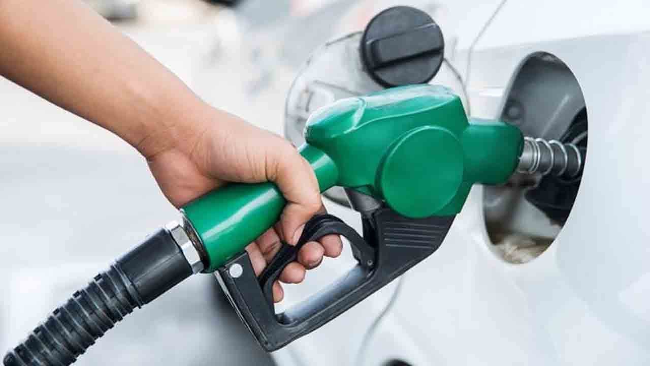 Benzinde tabela değişiyor: Benzine yarından itibaren indirim
