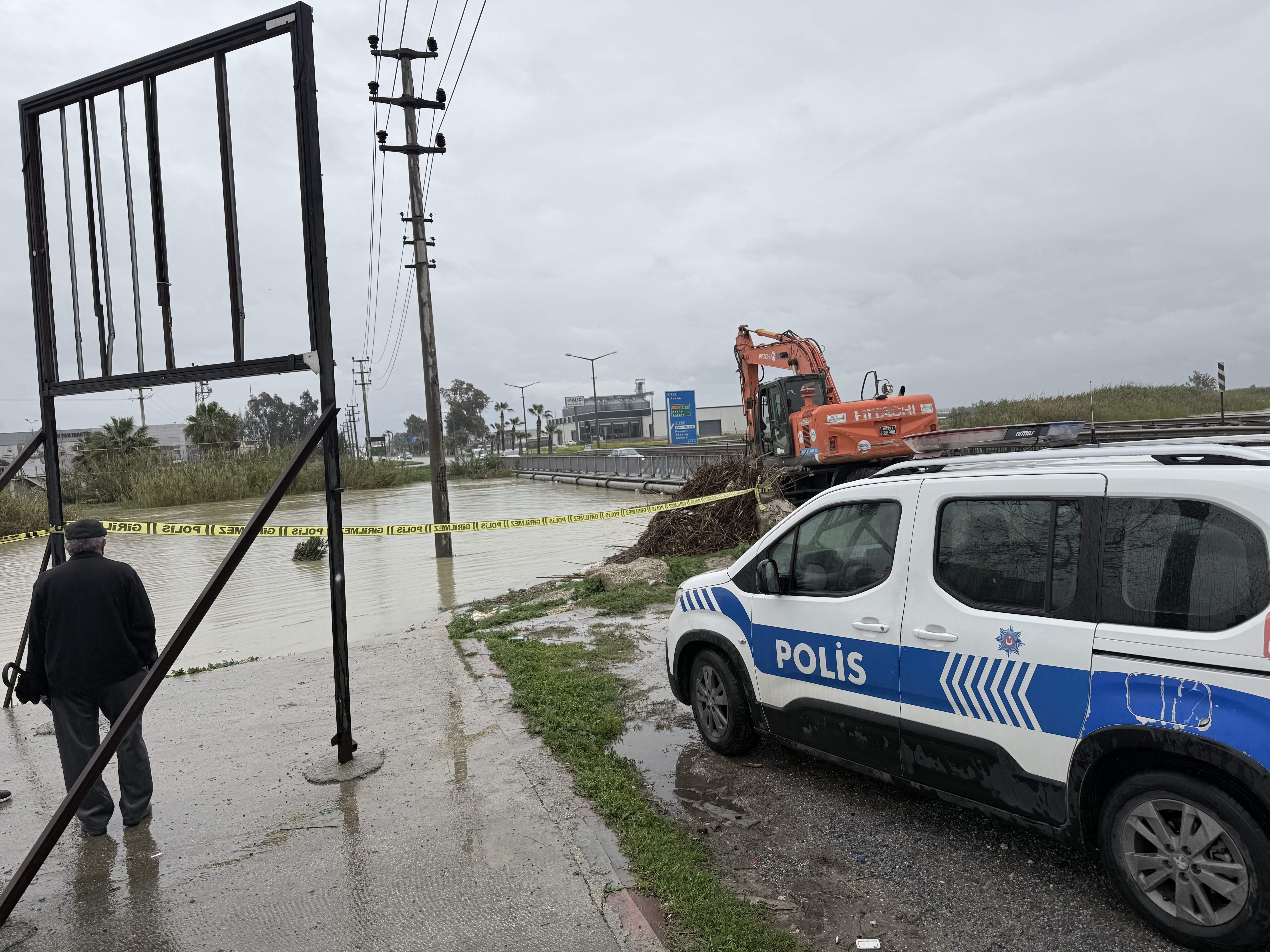 Berdan Irmağı'nda alarm, su seviyesi köprüye dayandı