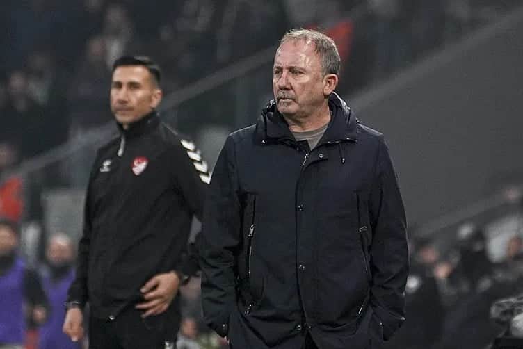 Beşiktaş’ta Sergen Yalçın fırtınası! Yeni transferler Başakşehir karşısında görücüye çıkıyor