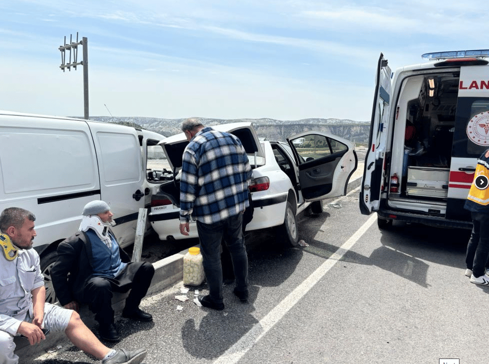 Besni’de kavşak kazası: 4 yaralı