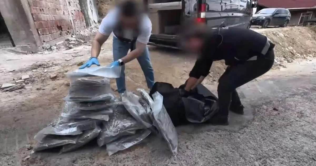 Beykoz'da 2 araçta 409 kilo 600 gram skunk ele geçirildi, 3 şüpheli tutuklandı
