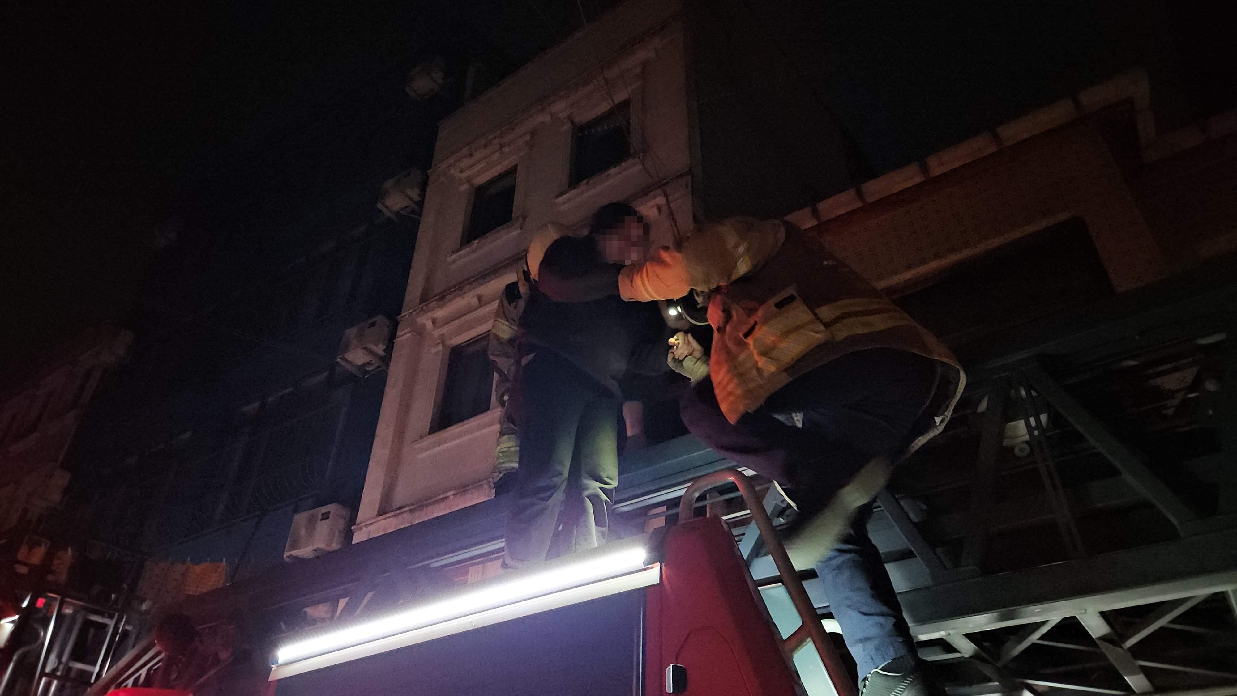 Beyoğlu'nda korku dolu anlar: Yangın çıkan binada mahsur kalan 4 kişi kurtarıldı!