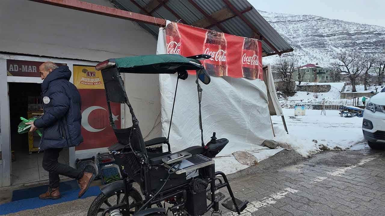 Beytüşşebaplı babadan engel tanımaz sevgi! Evladı mutlu olsun diye akülü sandalyeyi teknoloji üssüne çevirdi