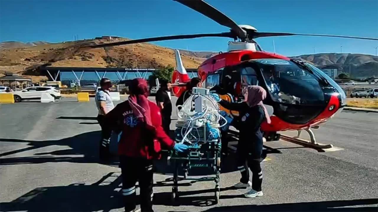 Bin 400 gram doğan bebek Hava ambulansıyla Malatya’ya nakledildi