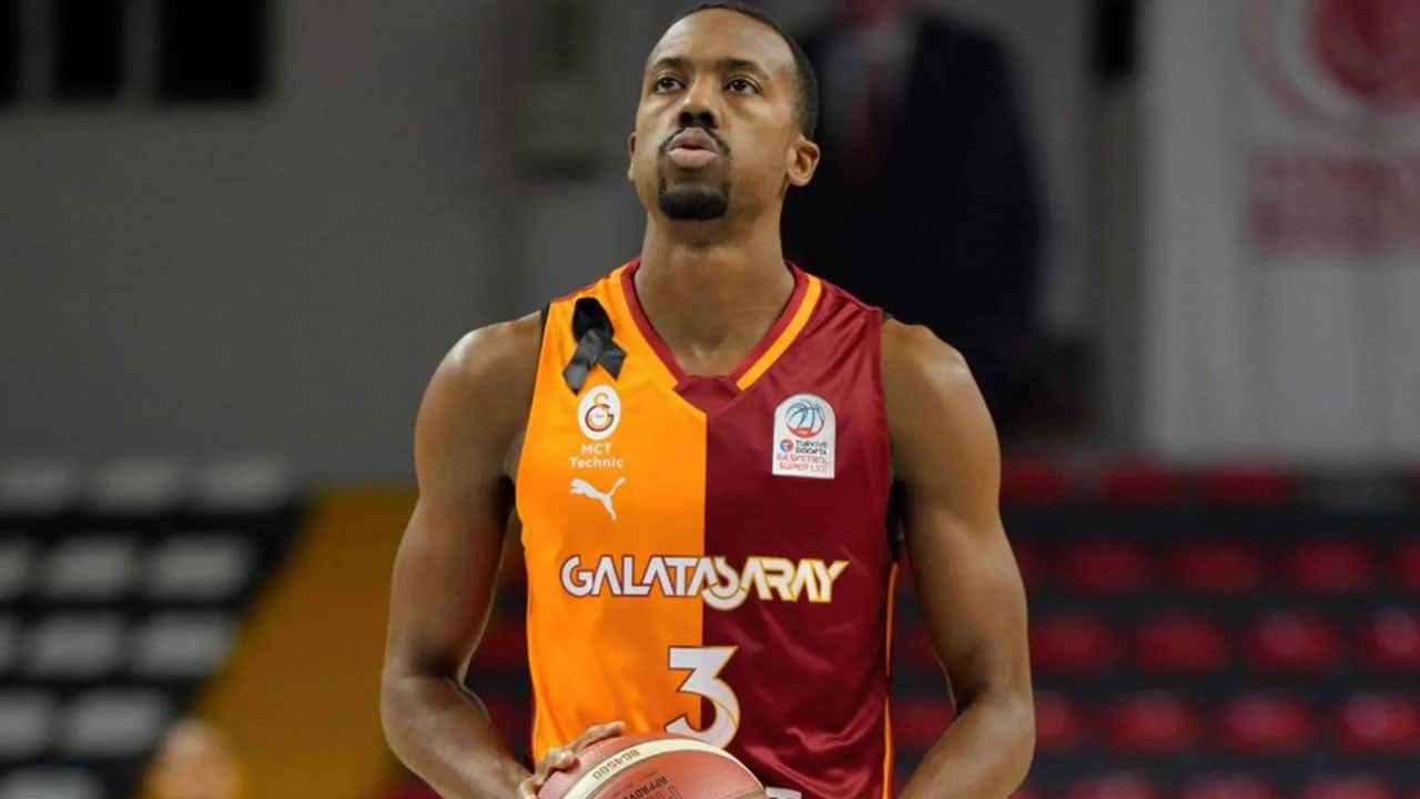 Bir dönem kapandı! Galatasaray kaptanı Errick McCollum’a veda etti