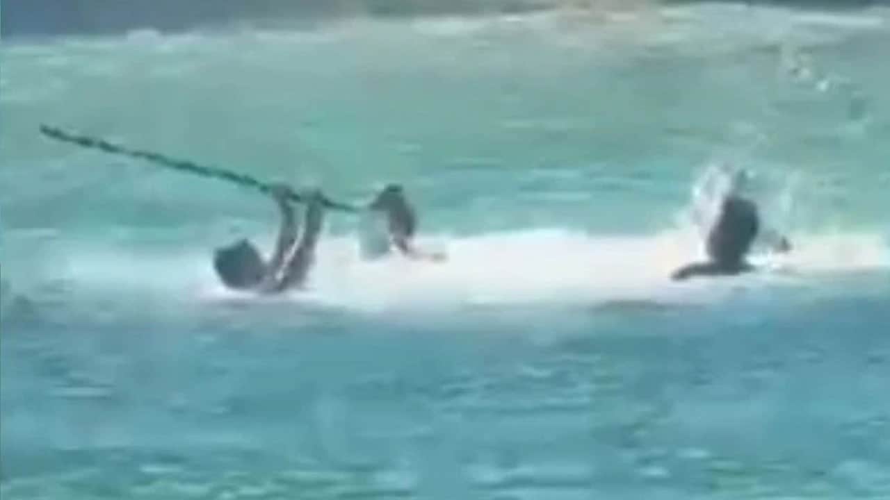Bir orası kalmıştı…. Denizin ortasında sopalarla birbirlerine girdiler