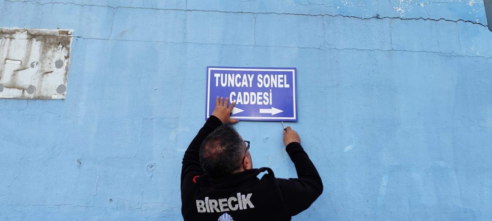 Birecik'te "skandal" ismi söküldü, şehidin adı verildi!
