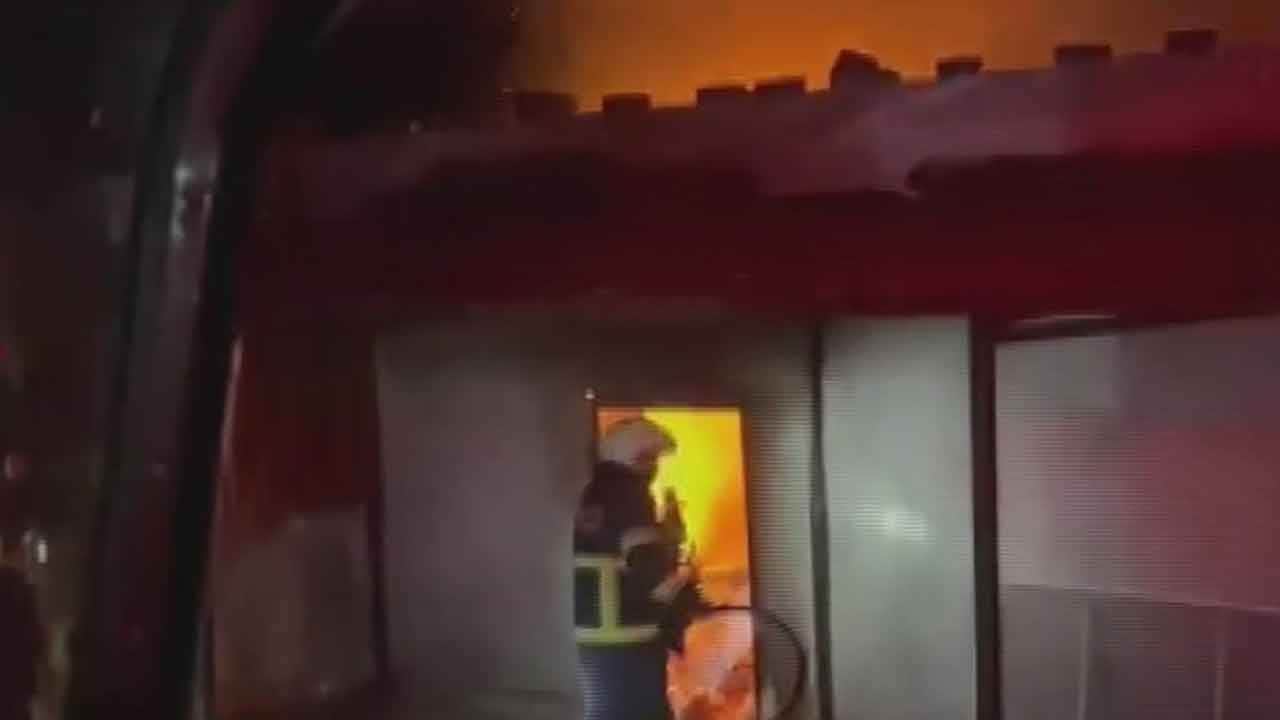 Bismil'de korkutan alevler! Metruk bina gece yarısı alevlere teslim oldu