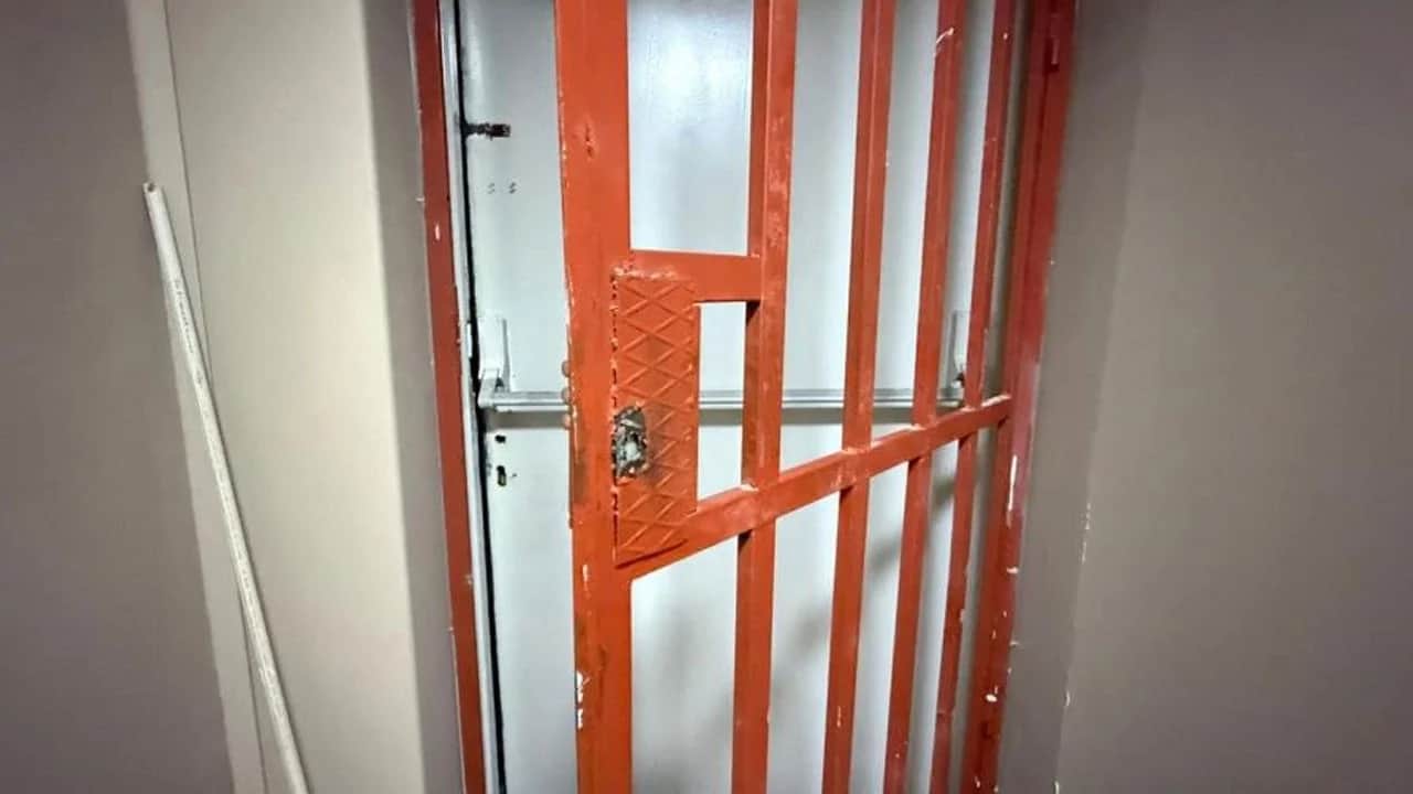 Bitişikteki duvarı kırıp kapı açmışlar! Mühürlü kulübe diş kliniğinden girmişler