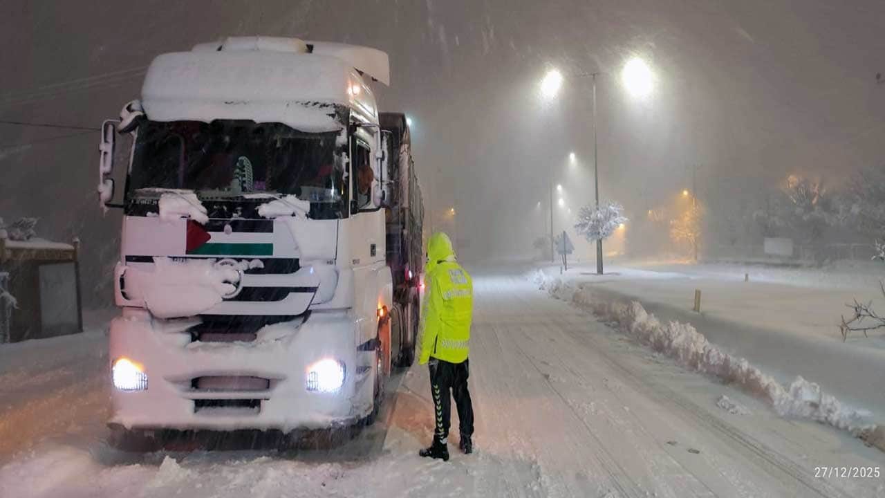 Bitlis'te yoğun kar etkili oldu! Ağır vasıtalara yol kapatıldı