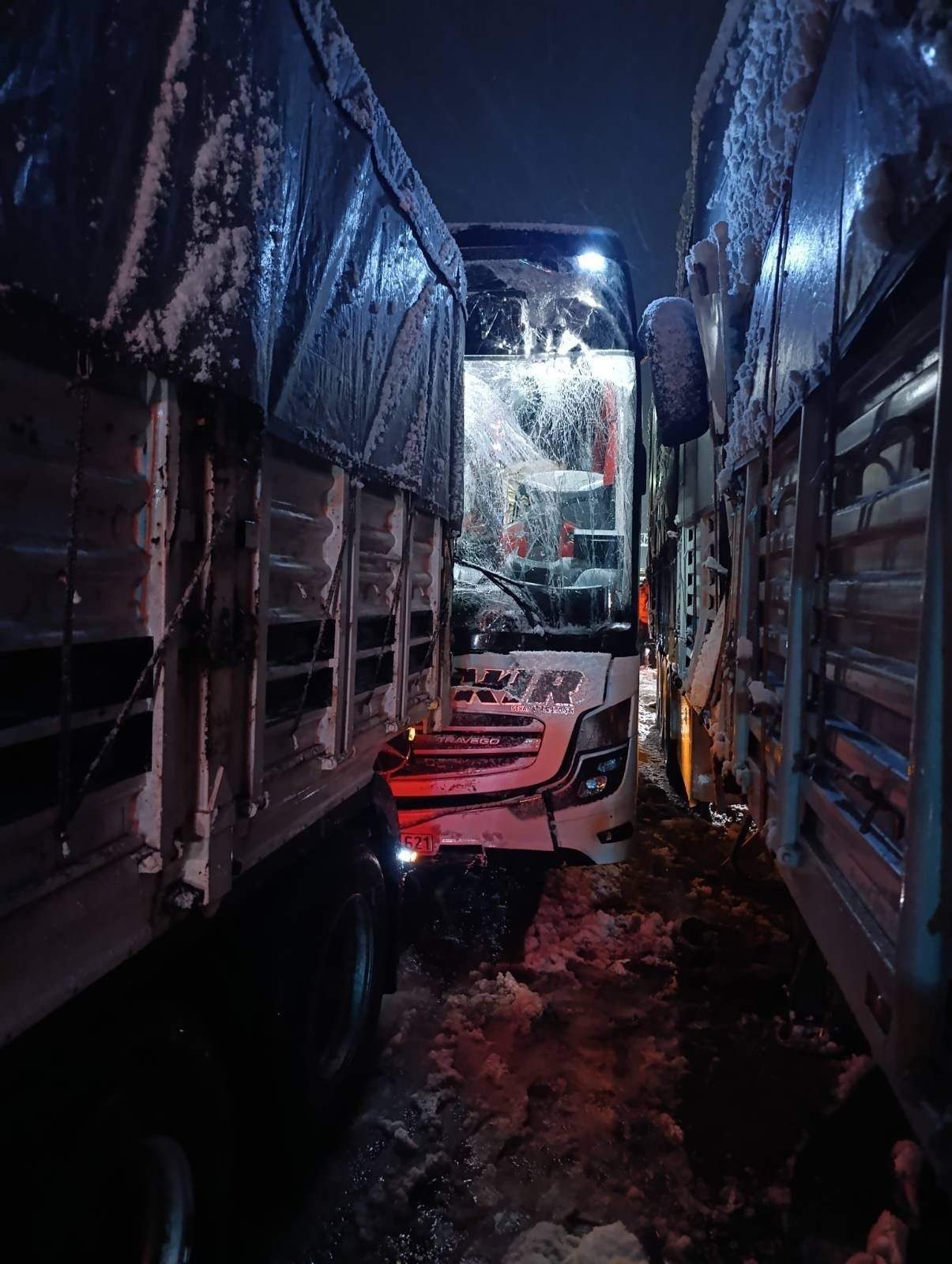 Bitlis’te yolcu otobüsü tıra arkadan çarptı: 8 yaralı