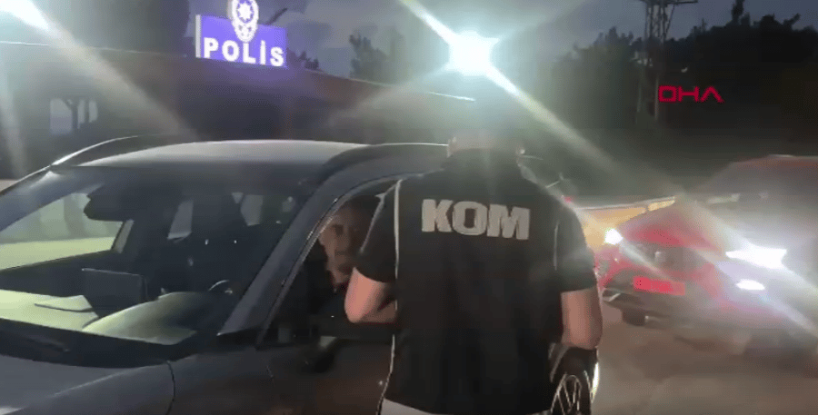 Bodrum'da dokuz günlük bayram tatili kuyruğu başladı! Polis ekipleri ilçe girişinde kuş uçurtmuyor!