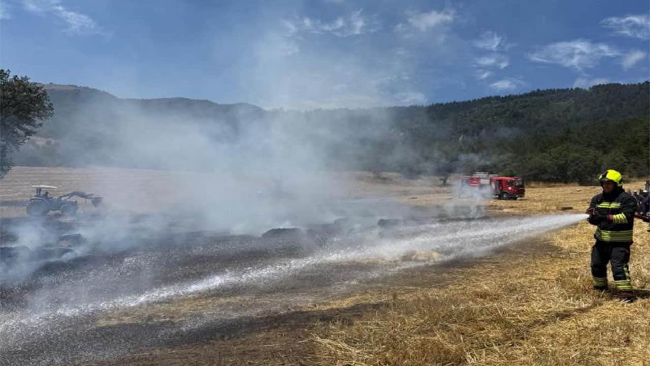 Bolu’da balya makinesinden çıkan kıvılcımlar tarladaki ürünü yaktı