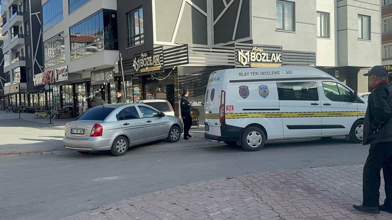 Borç kavgası kanlı bitti! Dükkan sahibi göğsünden bıçaklandı