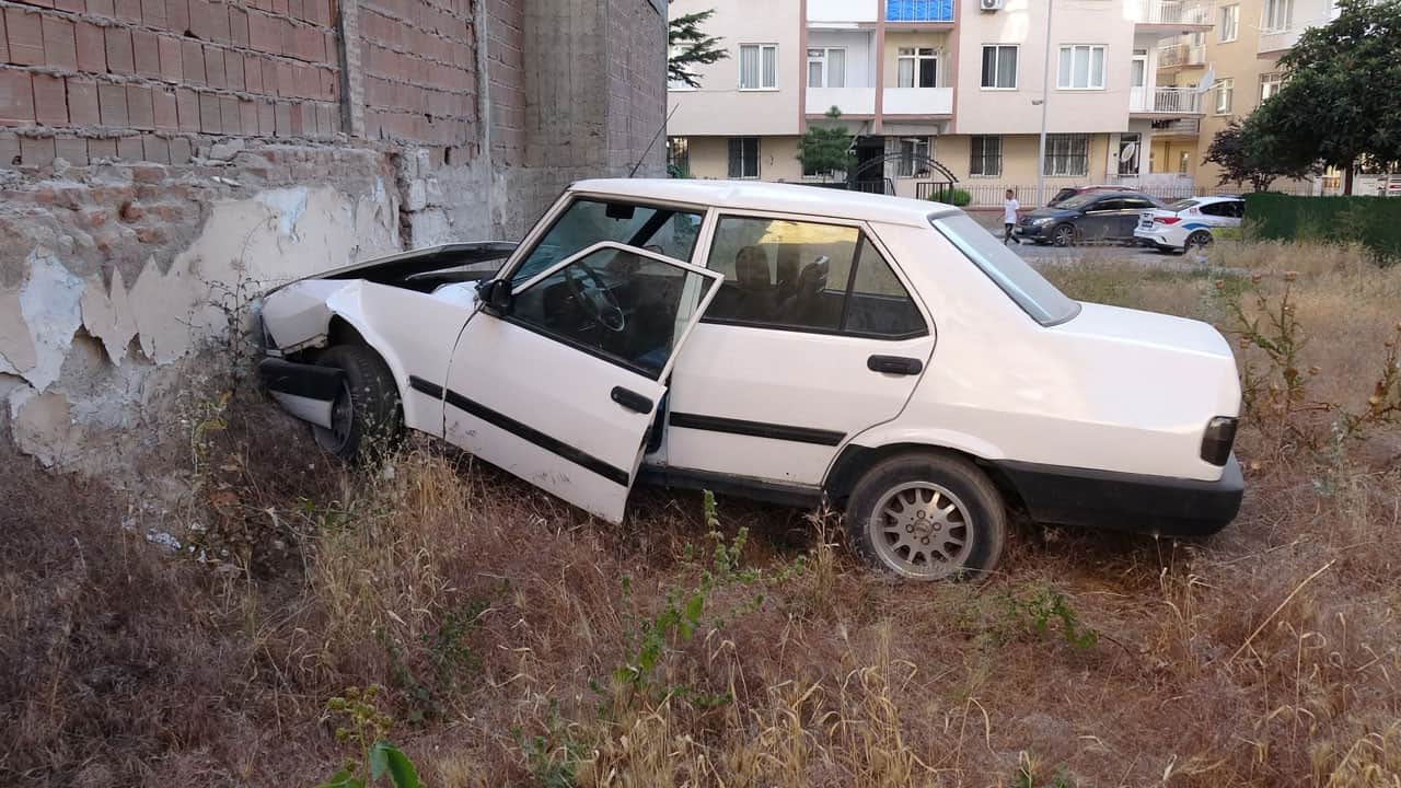 Boş arazide duvara çarpan sürücü otomobilini bırakıp kaçtı