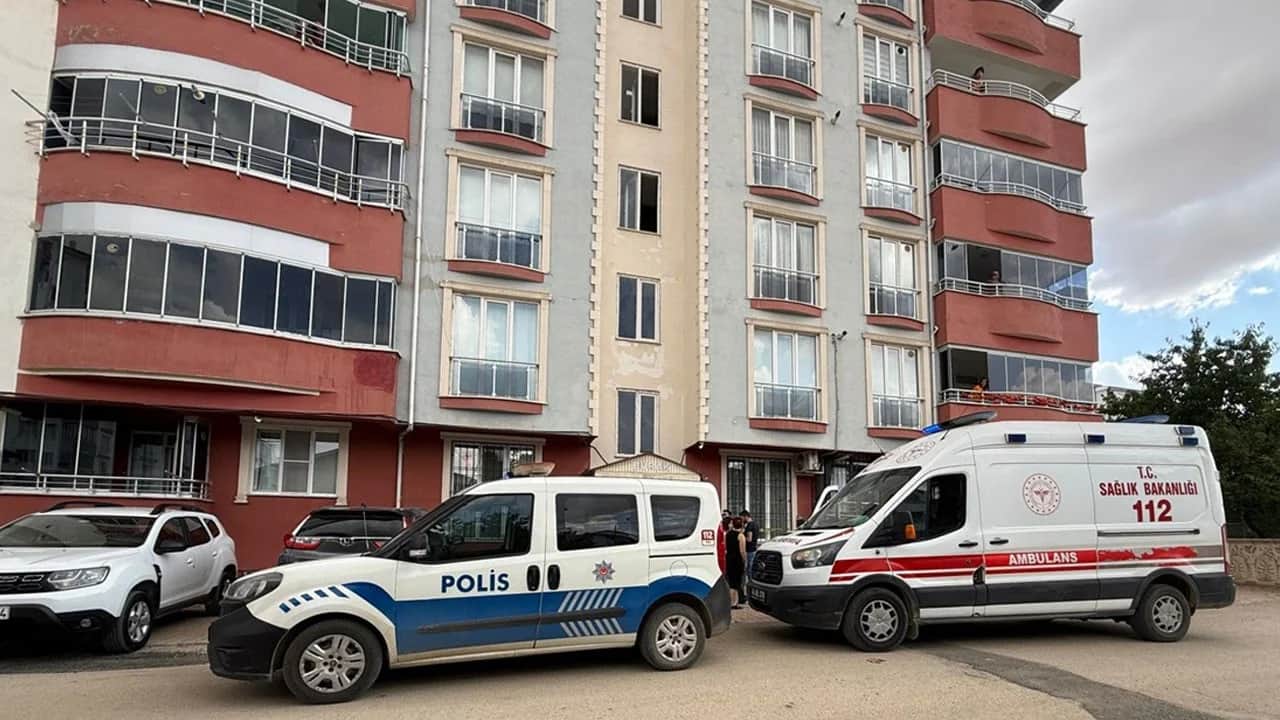 Boşanıp yeniden evlendiği ve ardından tekrar boşandığı eşini öldürüp intihar etti