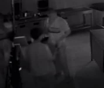 Böyle hırsızlık görülmedi: Girdikleri kafede sucuklu yumurta yaptılar!