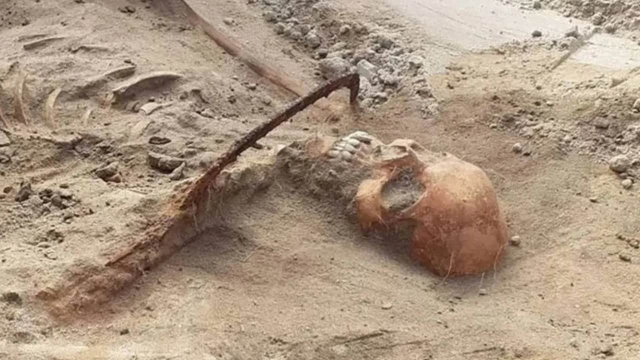 Boynuna orak koyup ayağını kilitlediler: 400 yıllık esarengiz cinayetin ardındaki gerçek!