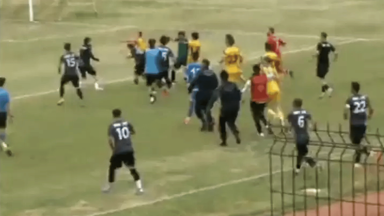 Brezilya'da futbolcu, kulüp başkanını sahada dövdü