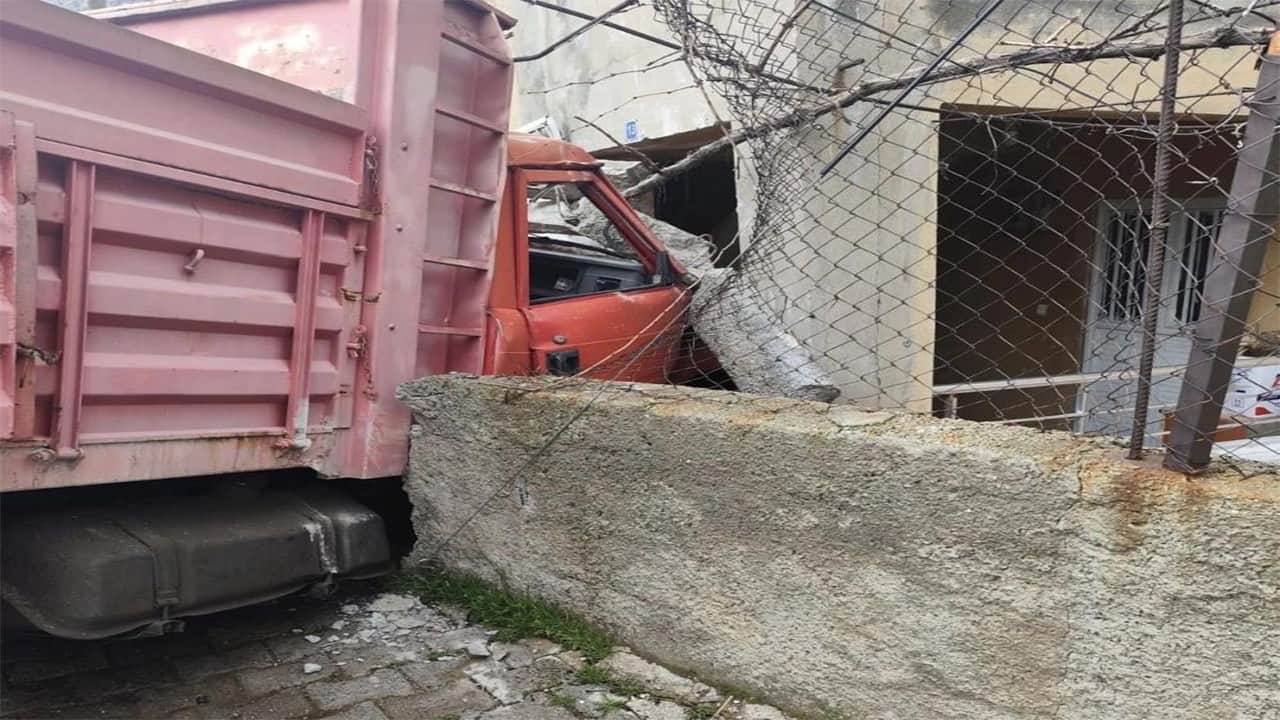 Briket yüklü kamyon duvarı aşıp eve daldı