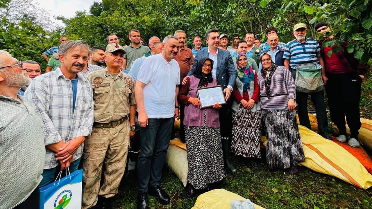 Bu da caminin hakkı dedi! 1 ton fındığı camiye bağışladı