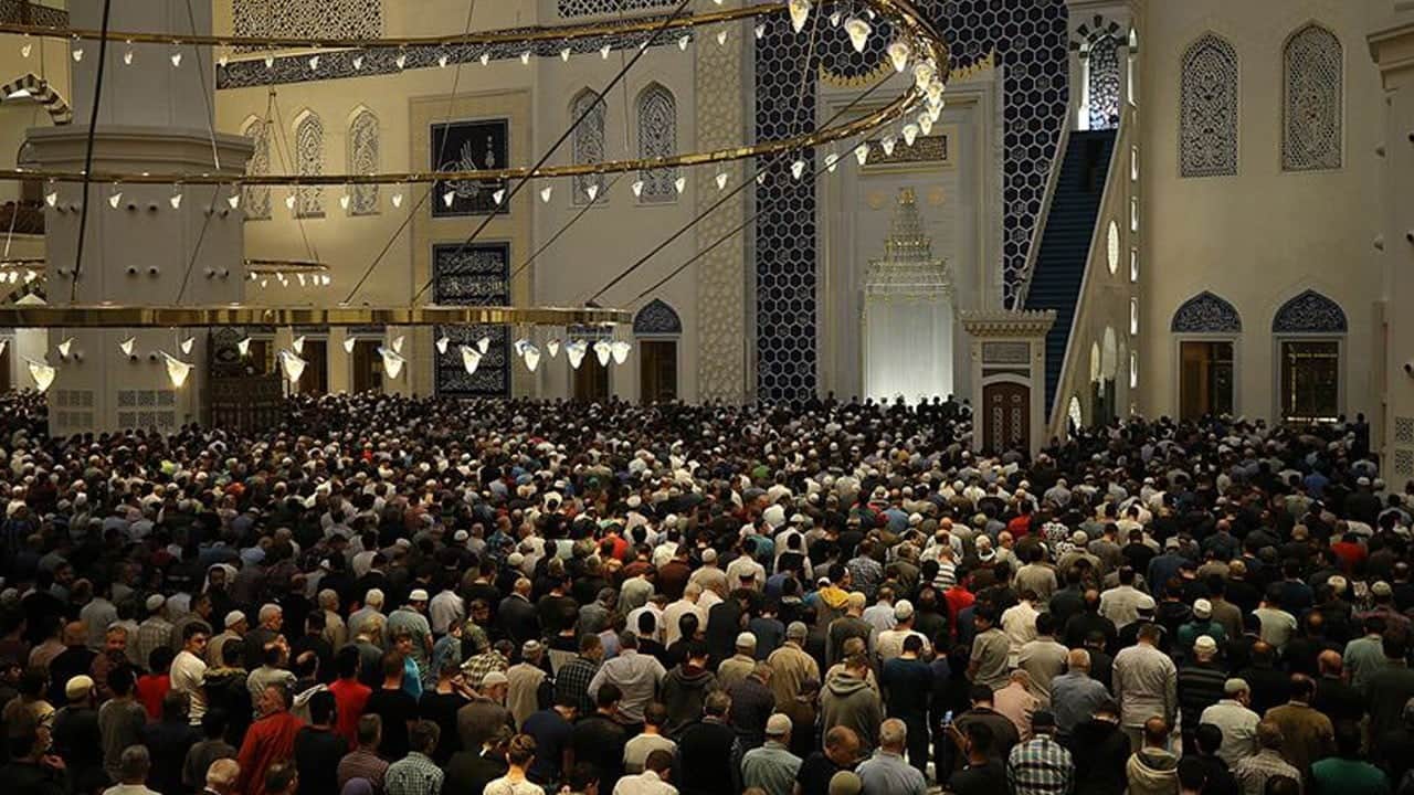 Bu gece teravih var mı? 19 Mart’ta teravih namazı kılınacak mı?