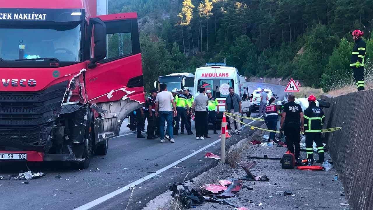 Burdur'da feci kaza! Tır ile hafif ticari araç çarpıştı, 83 yaşındaki sürücü kurtarılamadı!