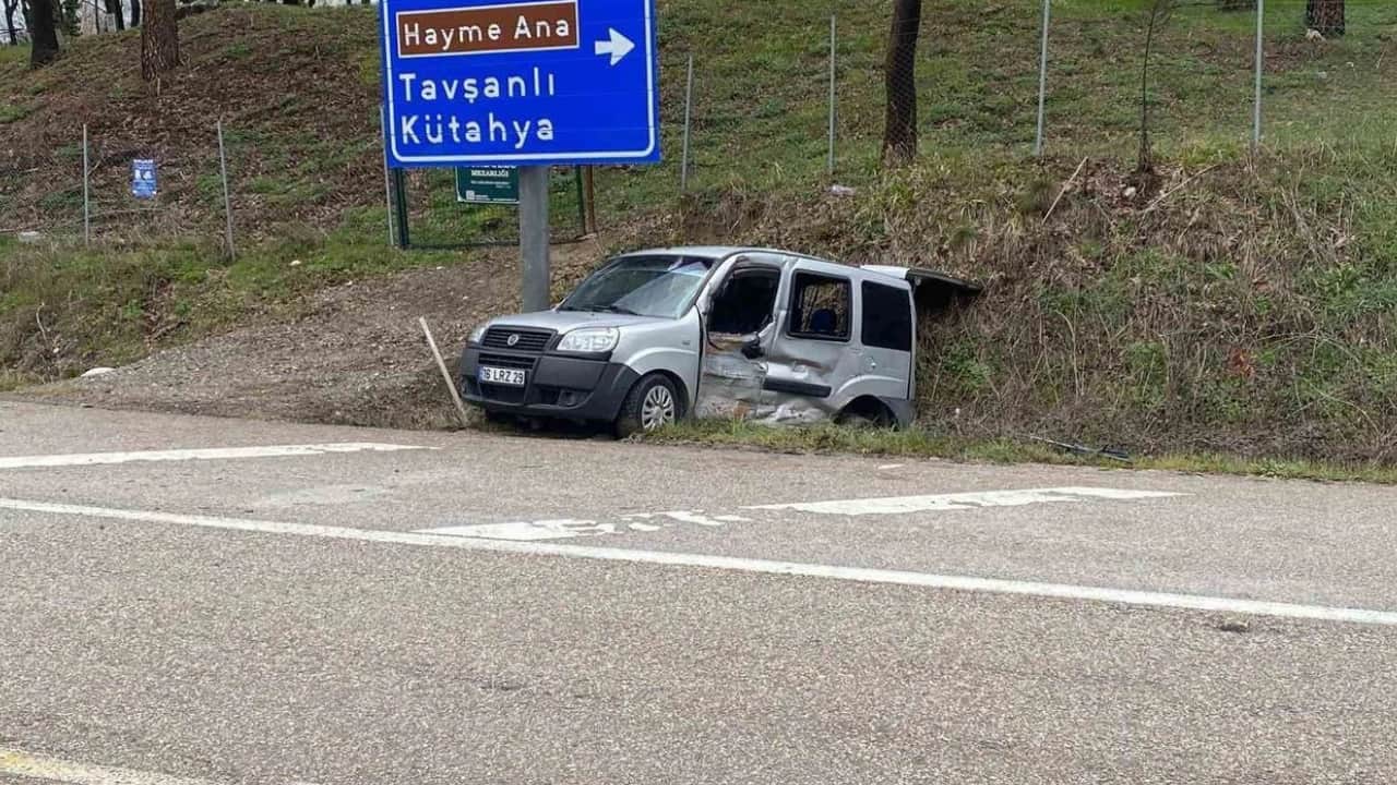 Bursa- Kamyonet ile hafif ticari araç çarpıştı: 4 yaralı