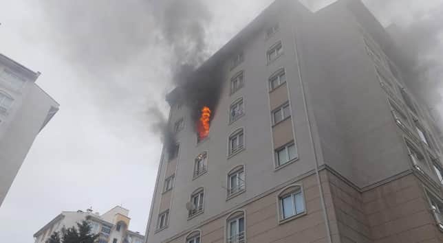 Bursa’da 8 katlı binada korkutan yangın: Facianın eşiğinden dönüldü