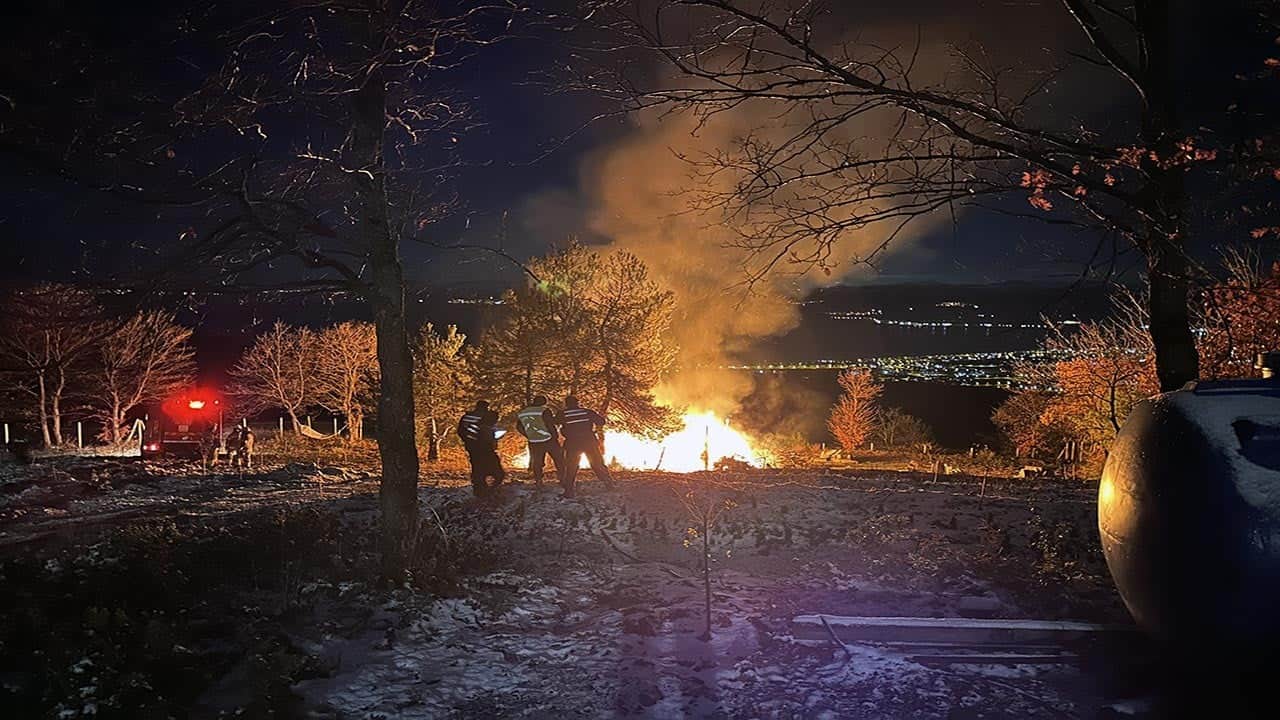 Bursa'da ahşap ev yangını! 2 kişi dumandan etkilendi