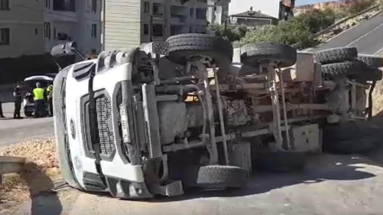 Bursa'da freni boşalan kamyonu deviren şoför faciayı önledi
