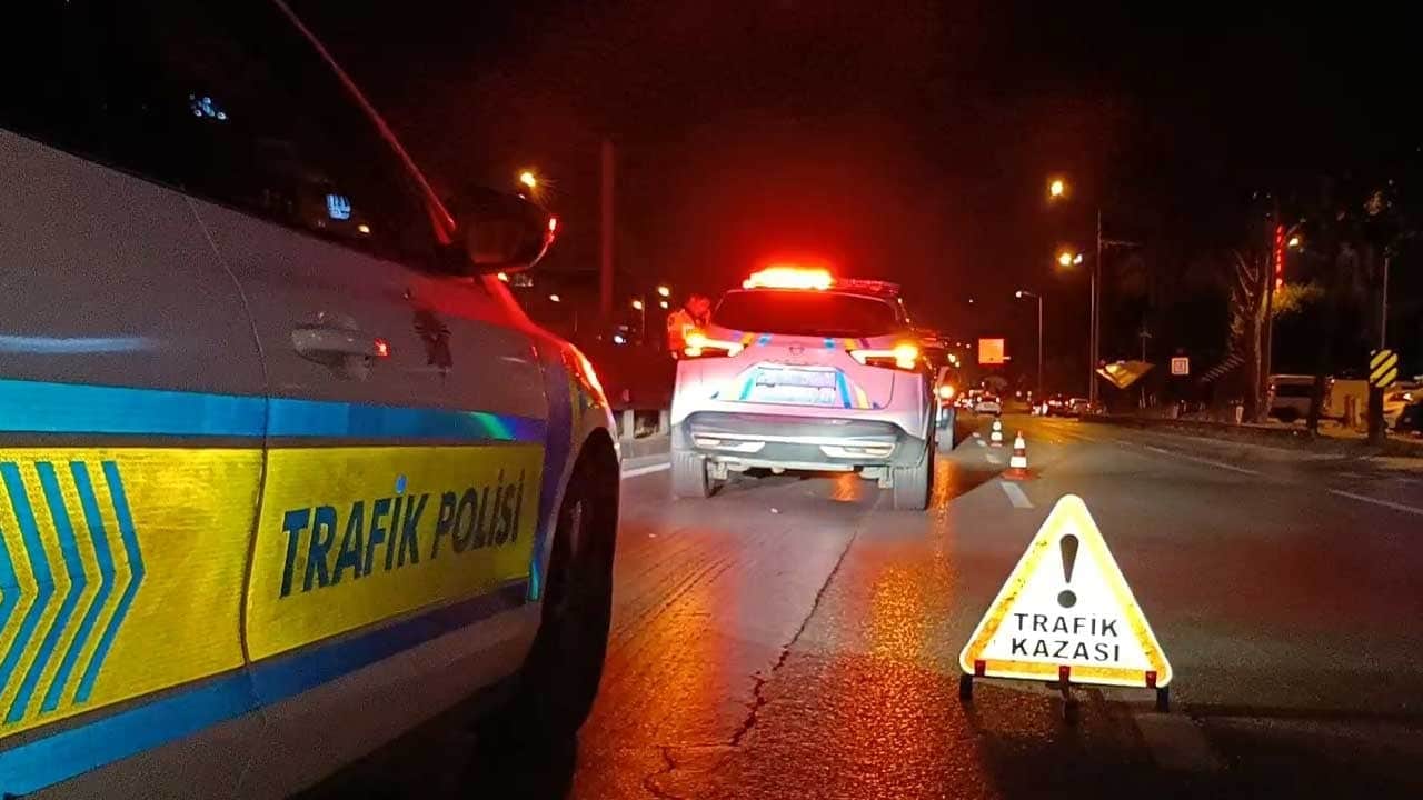 Bursa’da gece yarısı feci kaza! Otomobilin çarptığı yaya ağır yaralandı