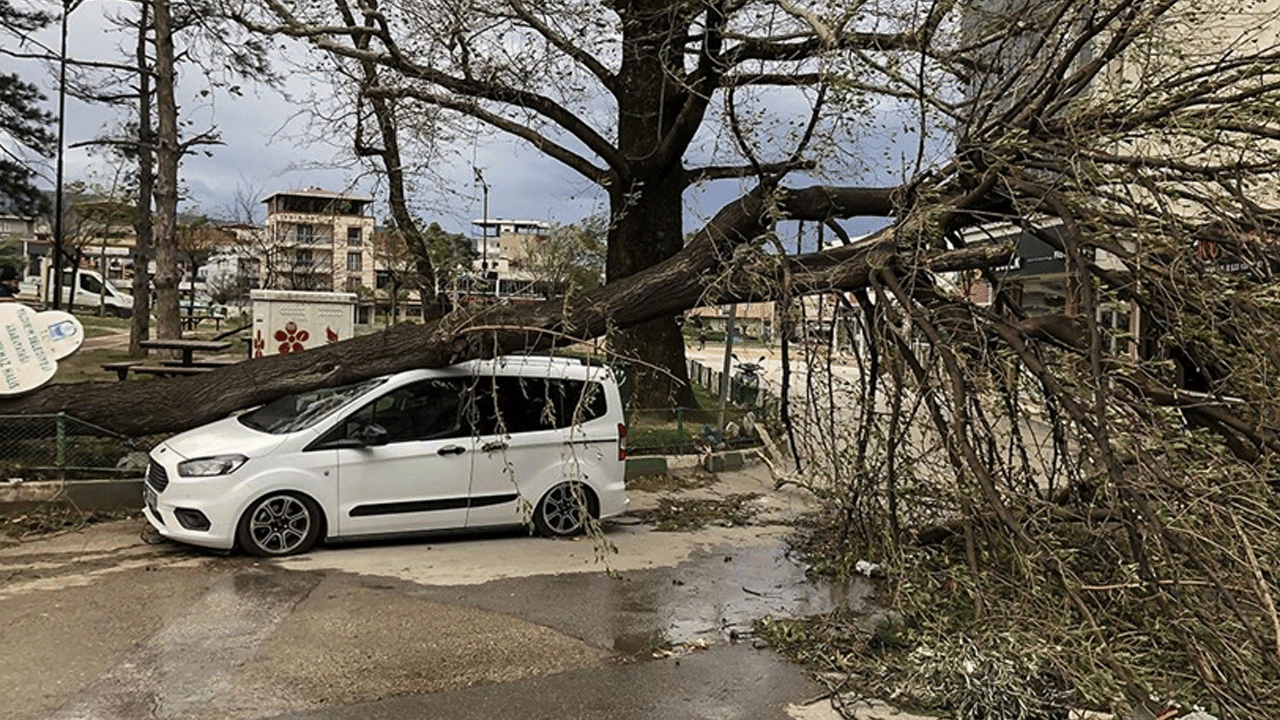 Bursa’da gökyüzü delindi, lodos binaları sarstı! Kent genelinde korku dolu anlar yaşanıyor!