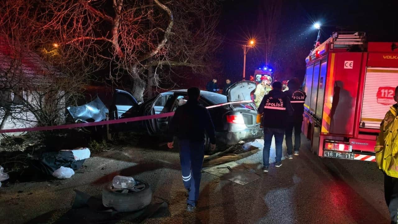 Bursa’da otomobil ağaca çarptı, can pazarı yaşandı: 2 ölü, 2 ağır yaralı!