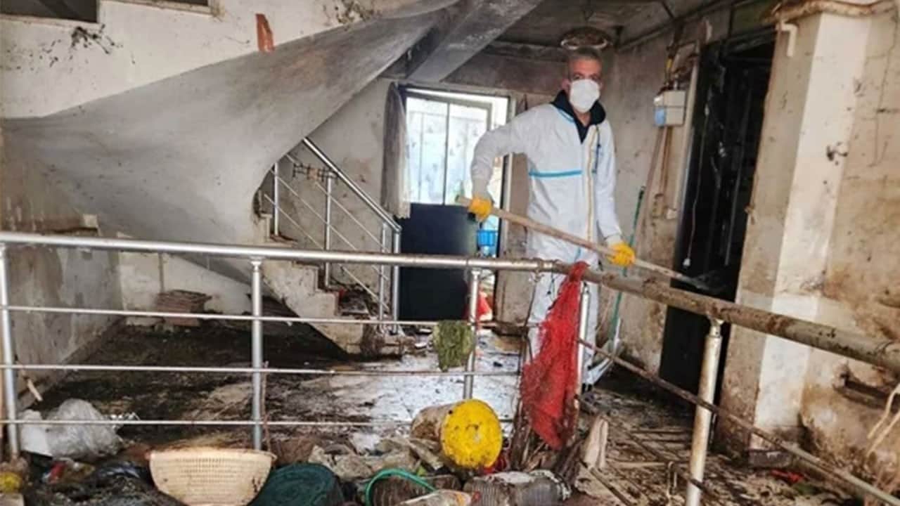 Bursa’da şaşırtan görüntü! 2 katlı evden 9 kamyon çöp çıktı