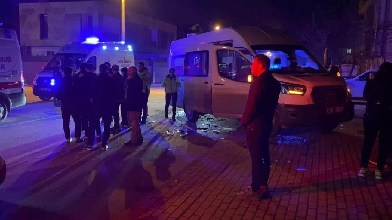 Bursa'da servis minibüsü ile otomobil kafa kafaya girdi, 9 yaralı!