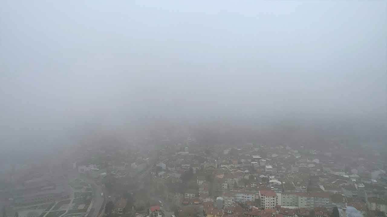 Bursa’da sis bulutu şehri esir aldı! Osmangazi’de göz gözü görmüyor!