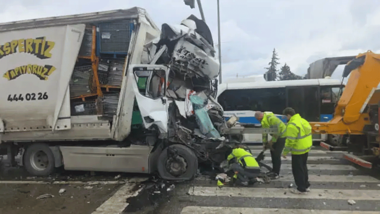 Bursa'da tır tankere çarptı! Sürücü feci şekilde can verdi!