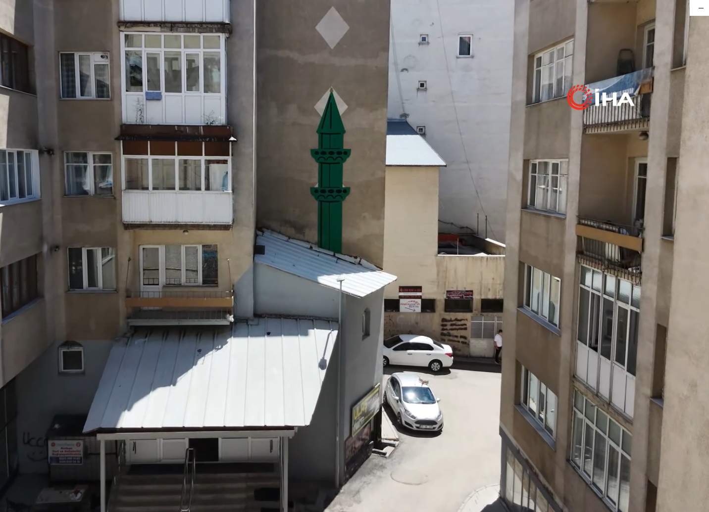 Camide minareye yer kalmayınca duvara resmini çizdiler