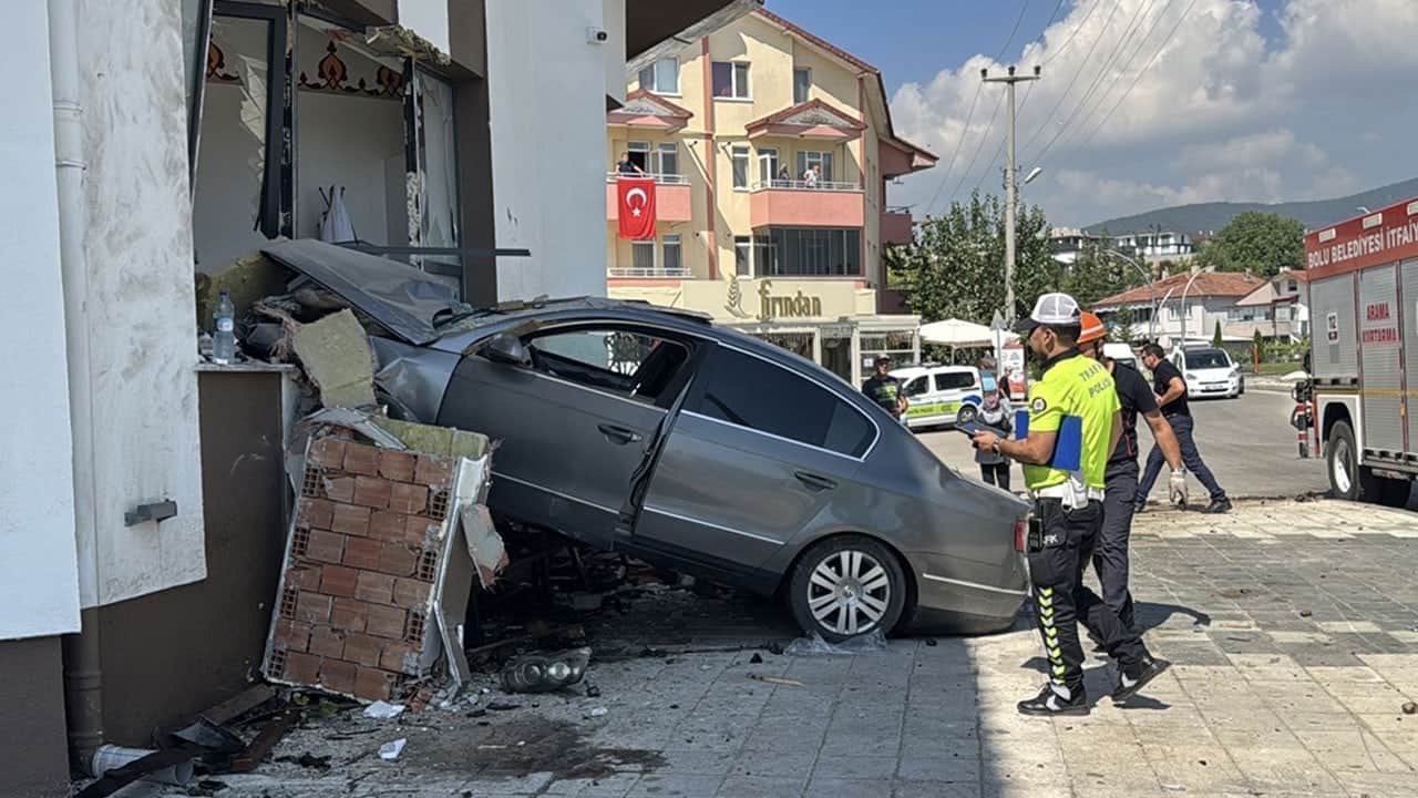 Camiye çarpıp imamın odasına dalan otomobildeki 2 kişi yaralandı