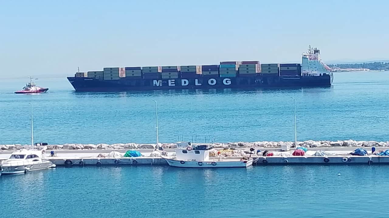 Çanakkale Boğazı'nda arızalanan gemi güvenli bölgeye çekildi