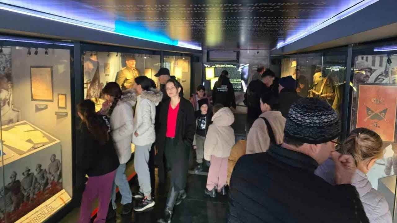 Çanakkale ruhu Sındırgı'ya taşındı! Mobil müze ziyaretçi akınına uğradı!