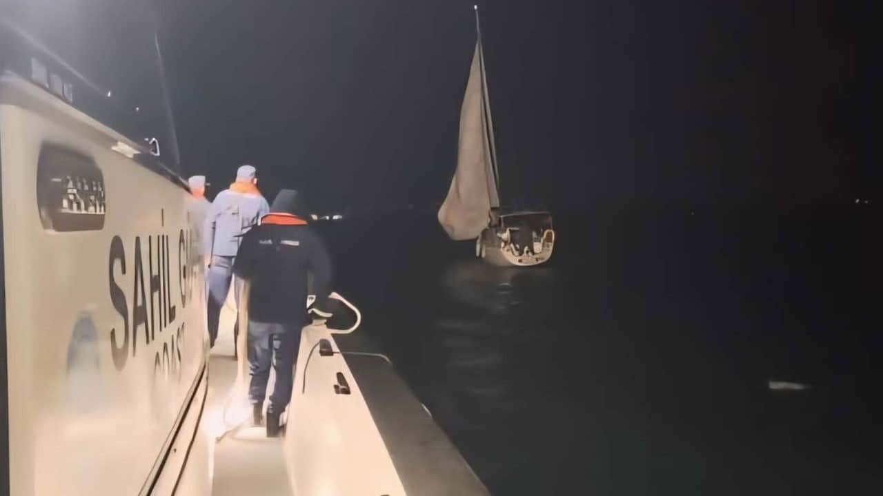Çanakkale'de tehlikeli anlar! Sürüklenen tekne kurtarıldı