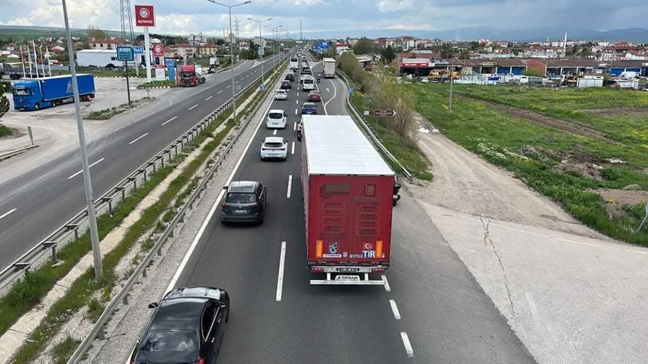 Çankırı'da bayram göçü durdurulamıyor! D-100 kara yolunda kilometrelerce araç kuyruğu!