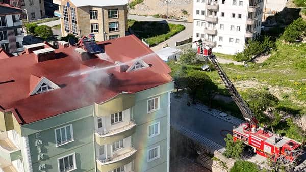 Çatı katındaki mutfakta çıkan yangın korkuttu