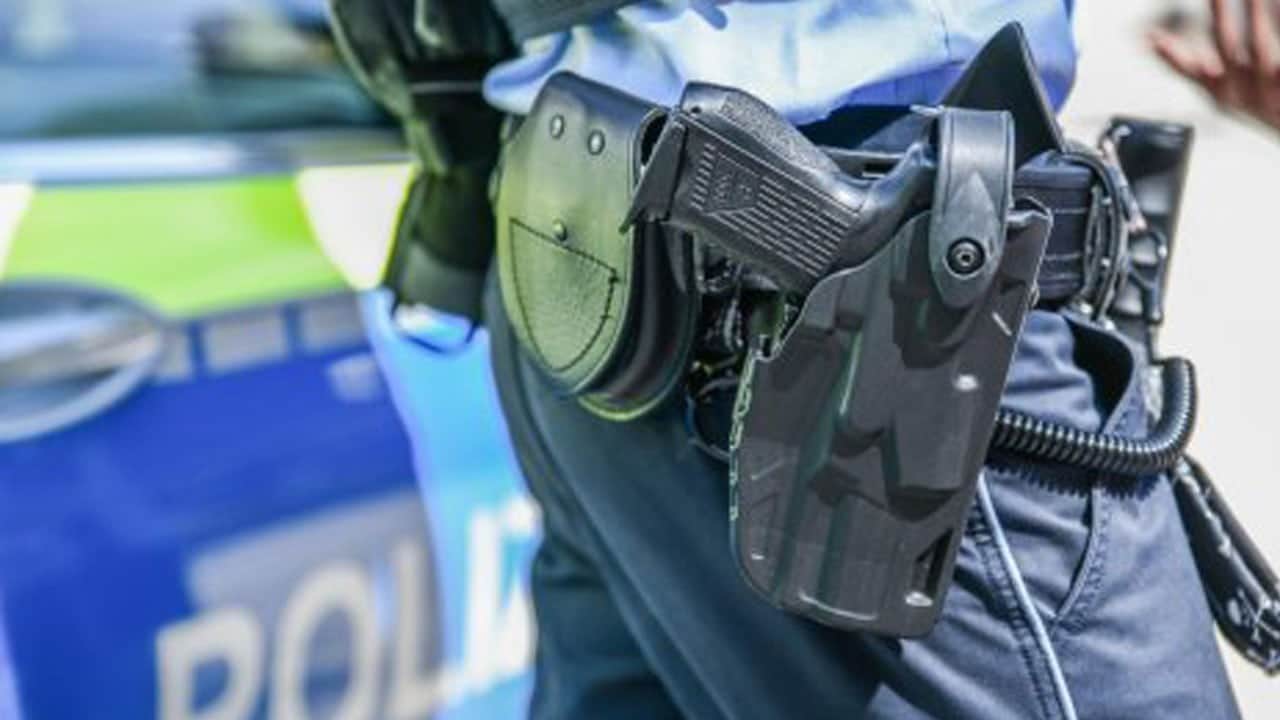 Çatışma çıkınca arkadaşlarını bırakıp kaçan iki kadın polis meslekten atıldı